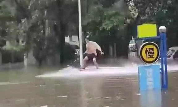 Thành phố Trung Quốc phát cảnh báo đỏ vì lũ sau bão Bavi