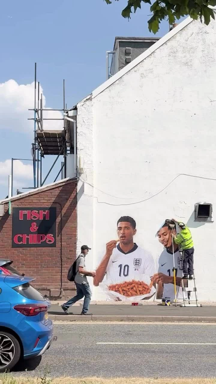 Tranh tường Bellingham và Rogers ăn khoai chiên