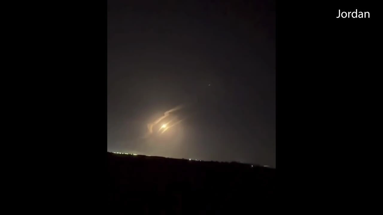 Khoảnh khắc tên lửa Iran 'xuyên thủng lưới phòng không Patriot'