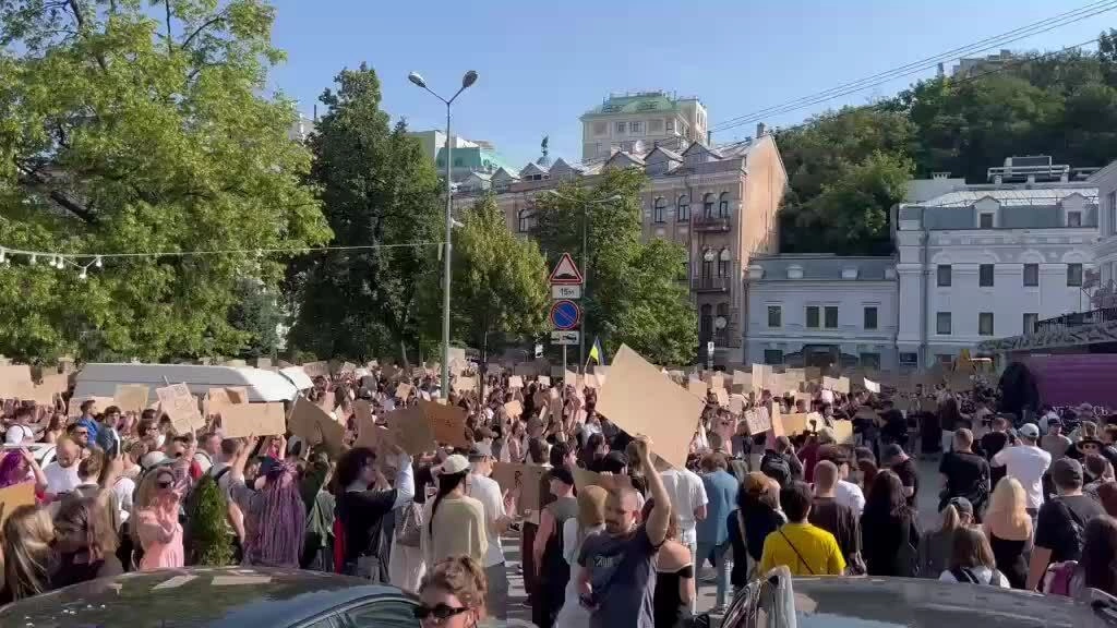 Người dân biểu tình phản đối việc Bộ trưởng Quốc phòng Ukraine bị bãi nhiệm