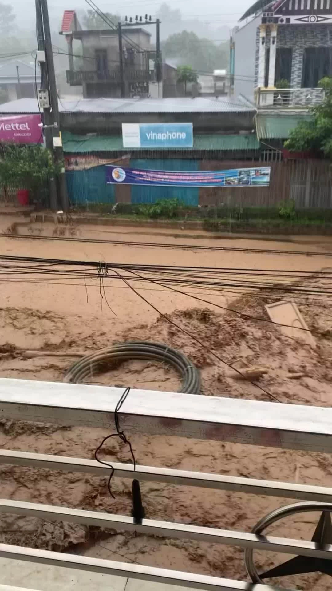 Lũ đổ về quốc lộ 32 như thác, huy động hàng trăm người di tản dân