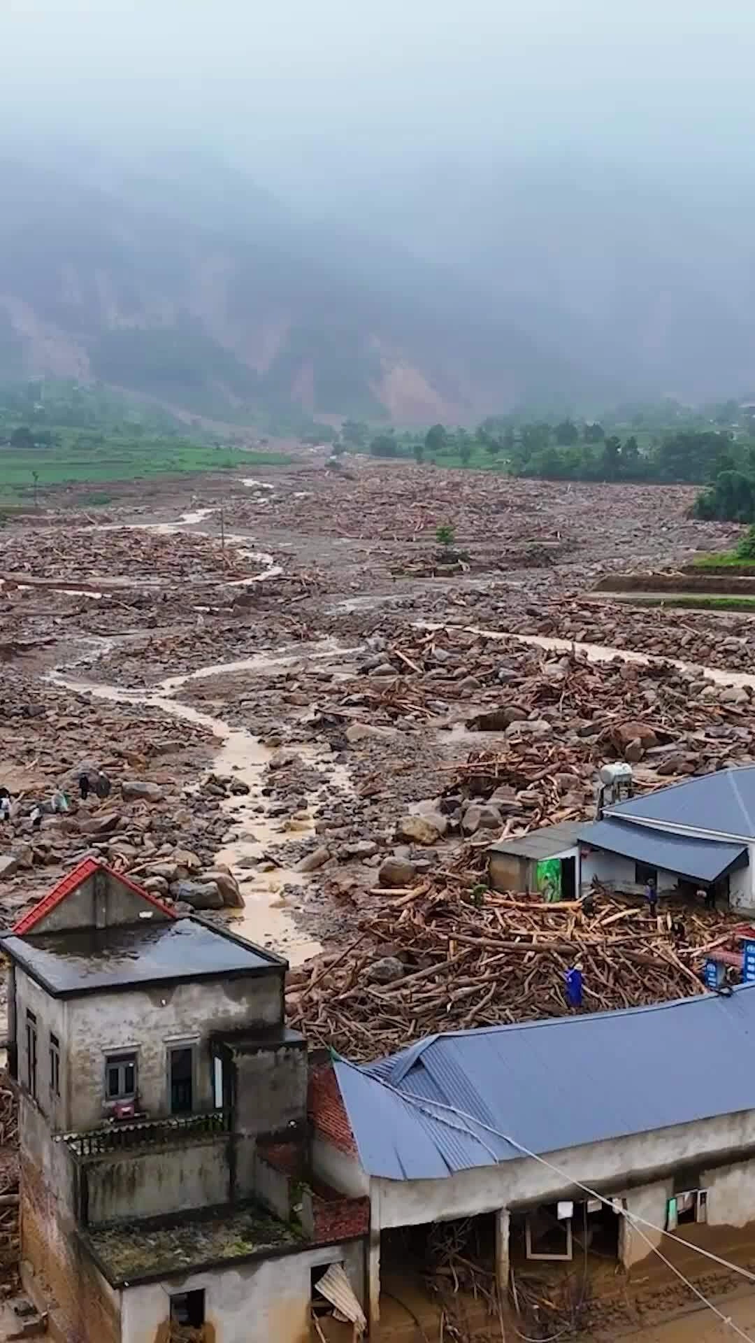 Ba ngày sau lũ quét, Mường Than vẫn ngổn ngang bùn đất