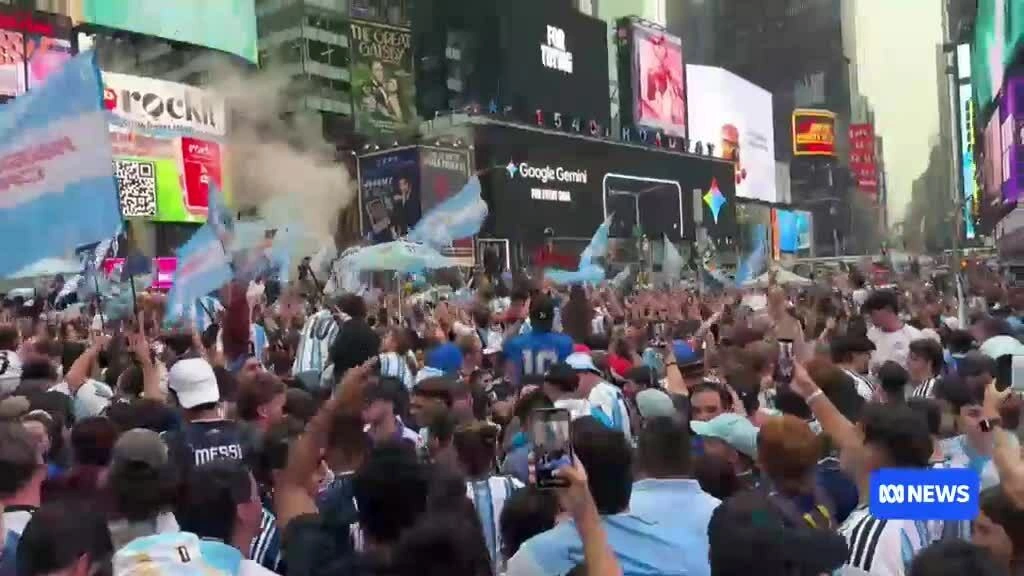 CĐV Argentina phủ kín Quảng trường Thời đại trước trận chung kết World Cup