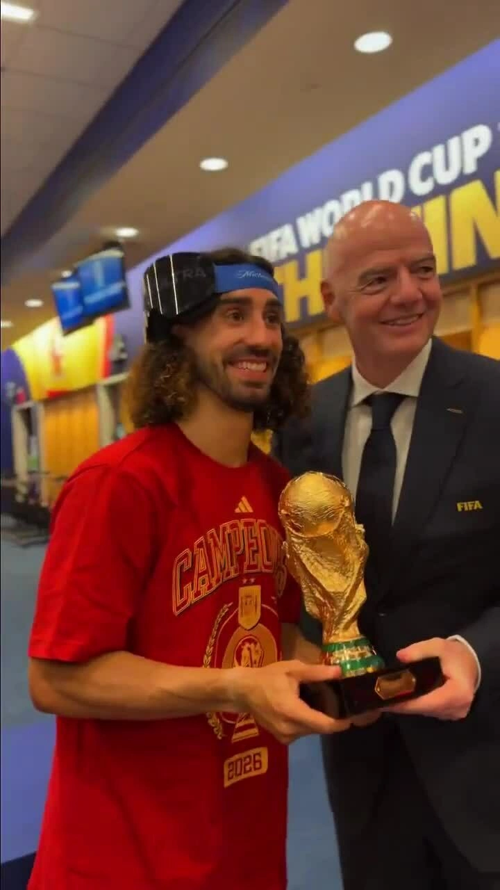 Chủ tịch FIFA tặng quà lưu niệm cho đội vô địch World Cup