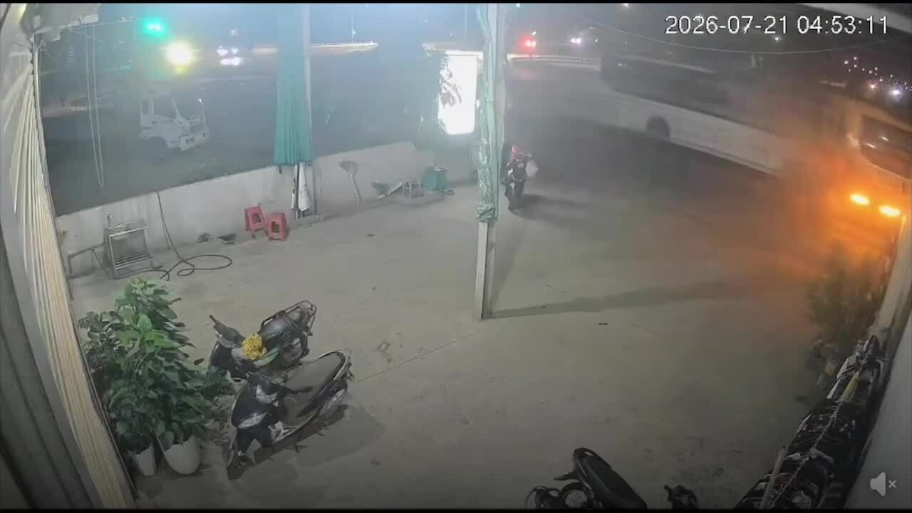 Xe khách giường nằm va chạm, 3 người bị thương