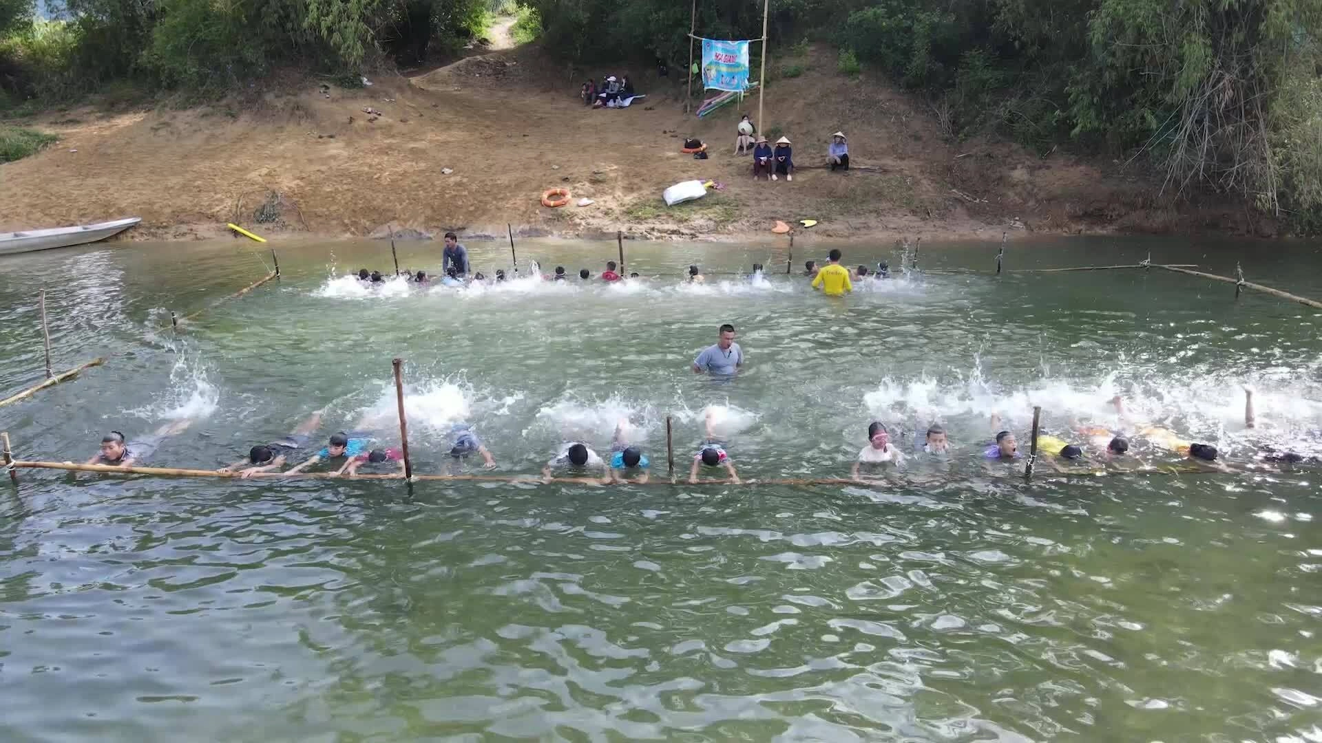 Học bơi trên sông