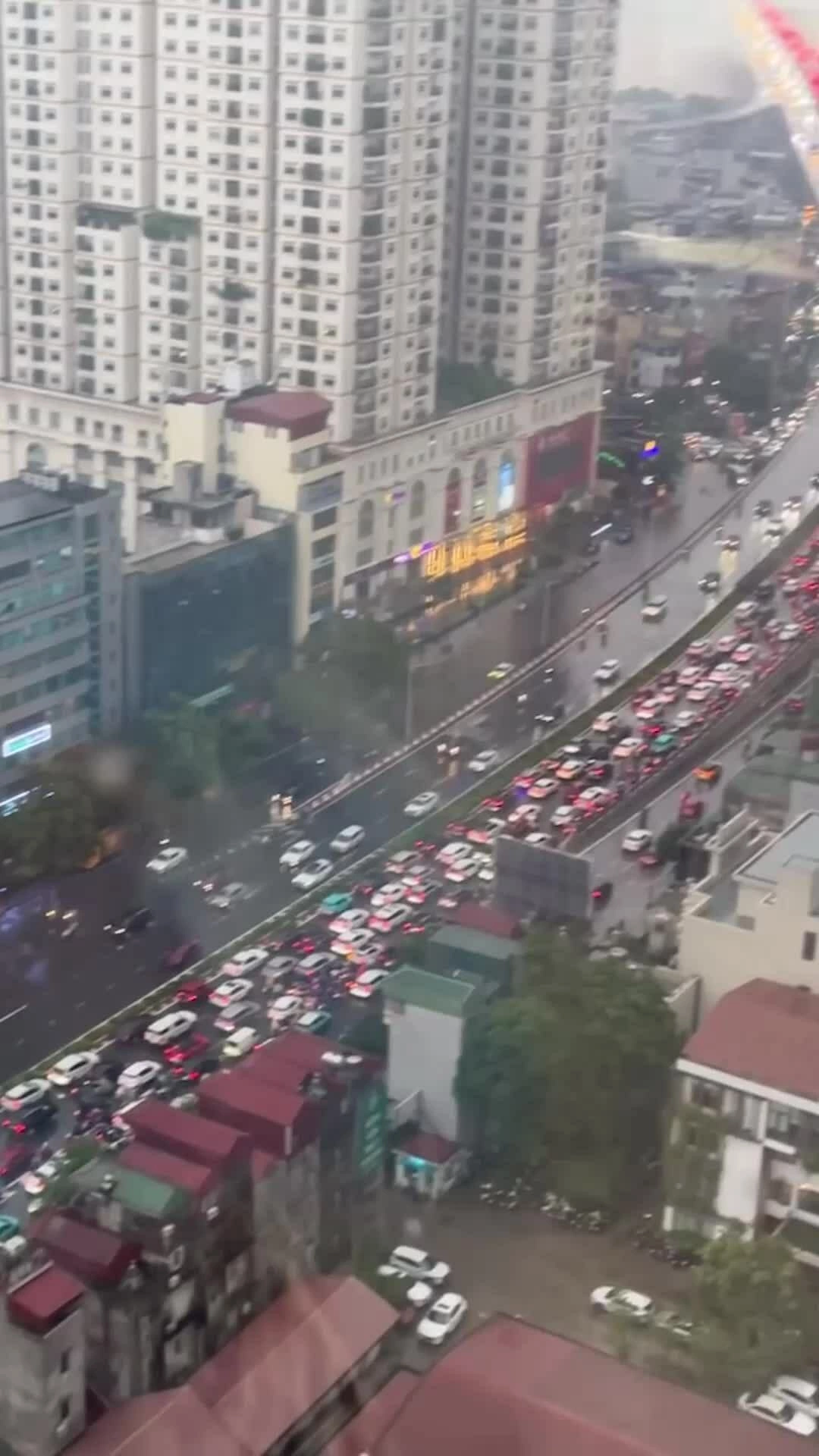 Hàng loạt tuyến đường Hà Nội tắc nghẽn nghiêm trong sau cơn mưa giông giờ tan tầm
