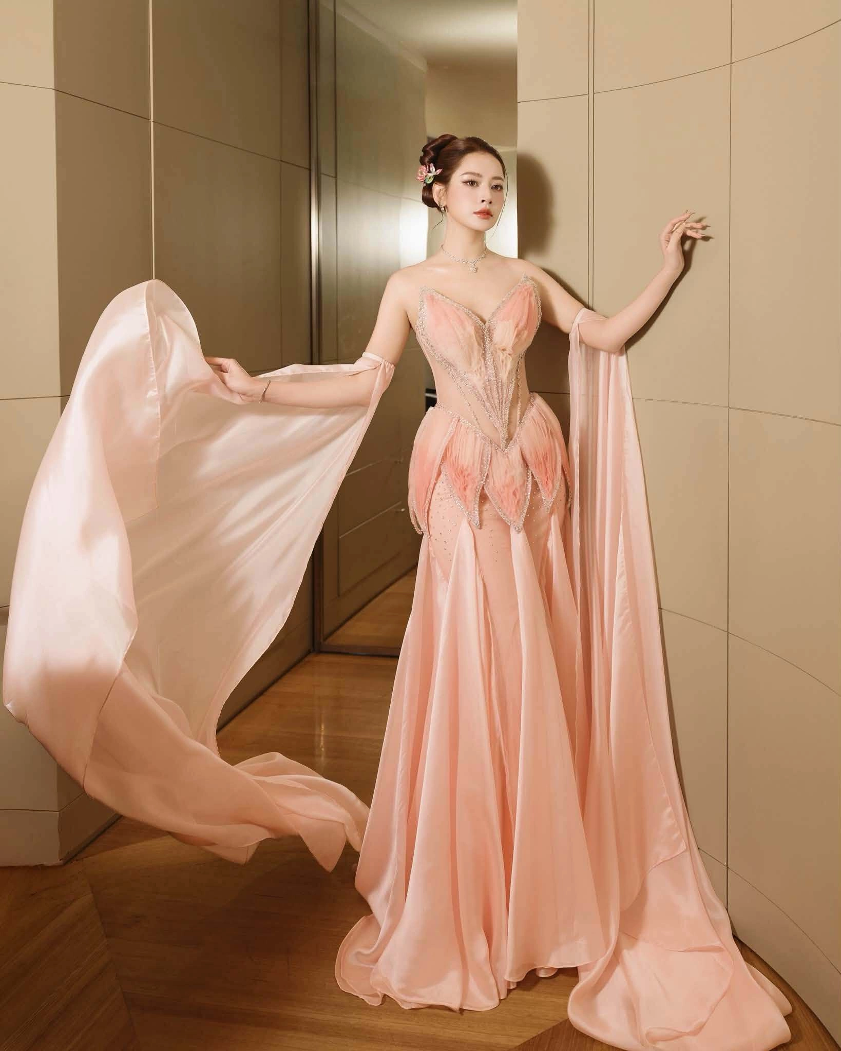 Chi Pu chào độc giả khi ở hậu trường Gala Weibo