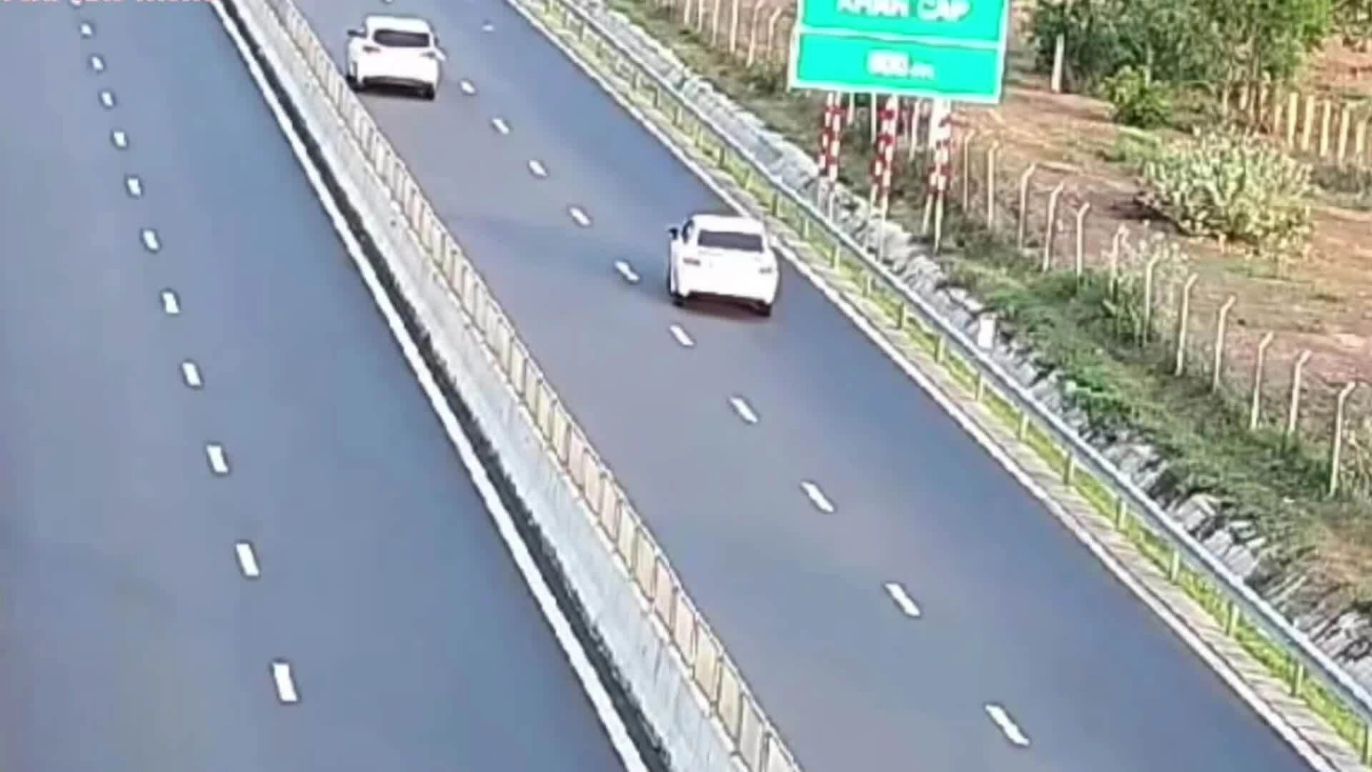 Nữ tài xế lùi xe trên cao tốc Vĩnh Hảo - Phan Thiết