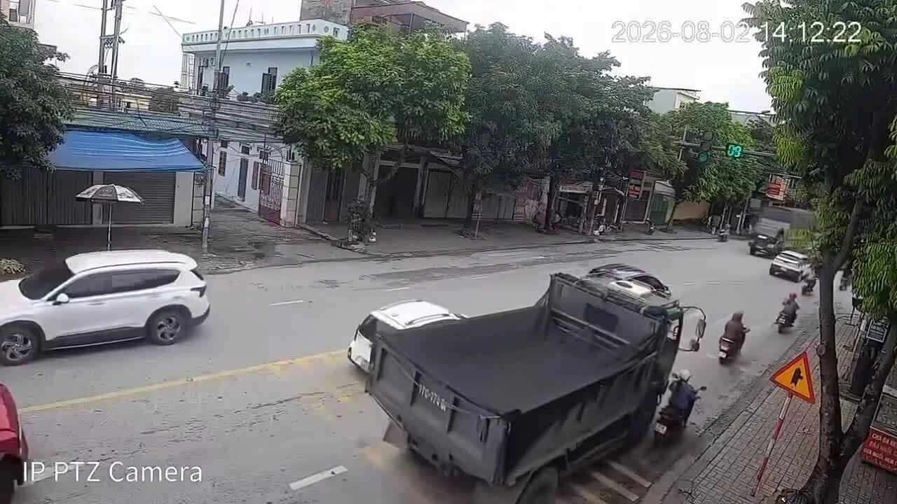 Xe tải cán vào người phụ nữ đi xe máy sát lề đường