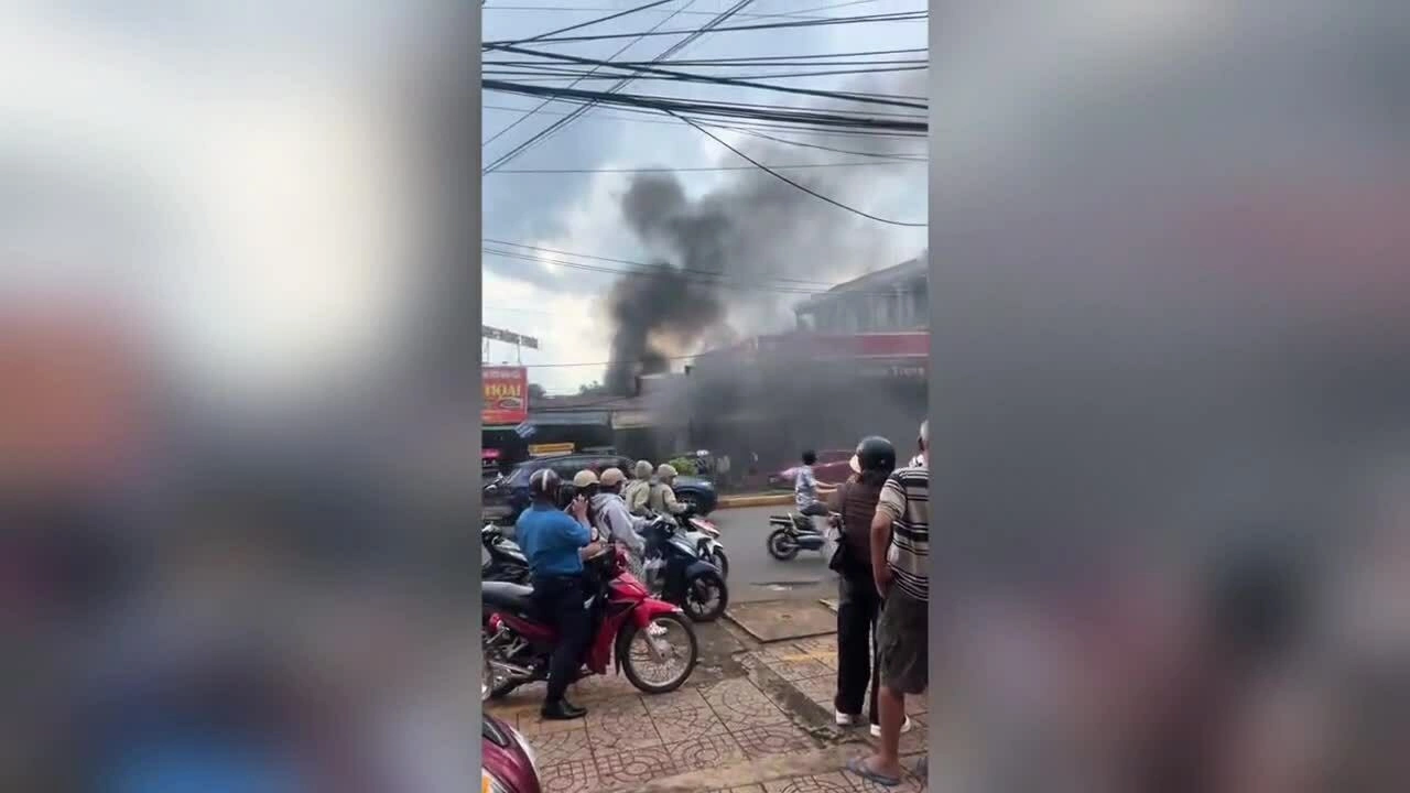 Cháy lớn cửa hàng phụ tùng xe máy cạnh cây xăng