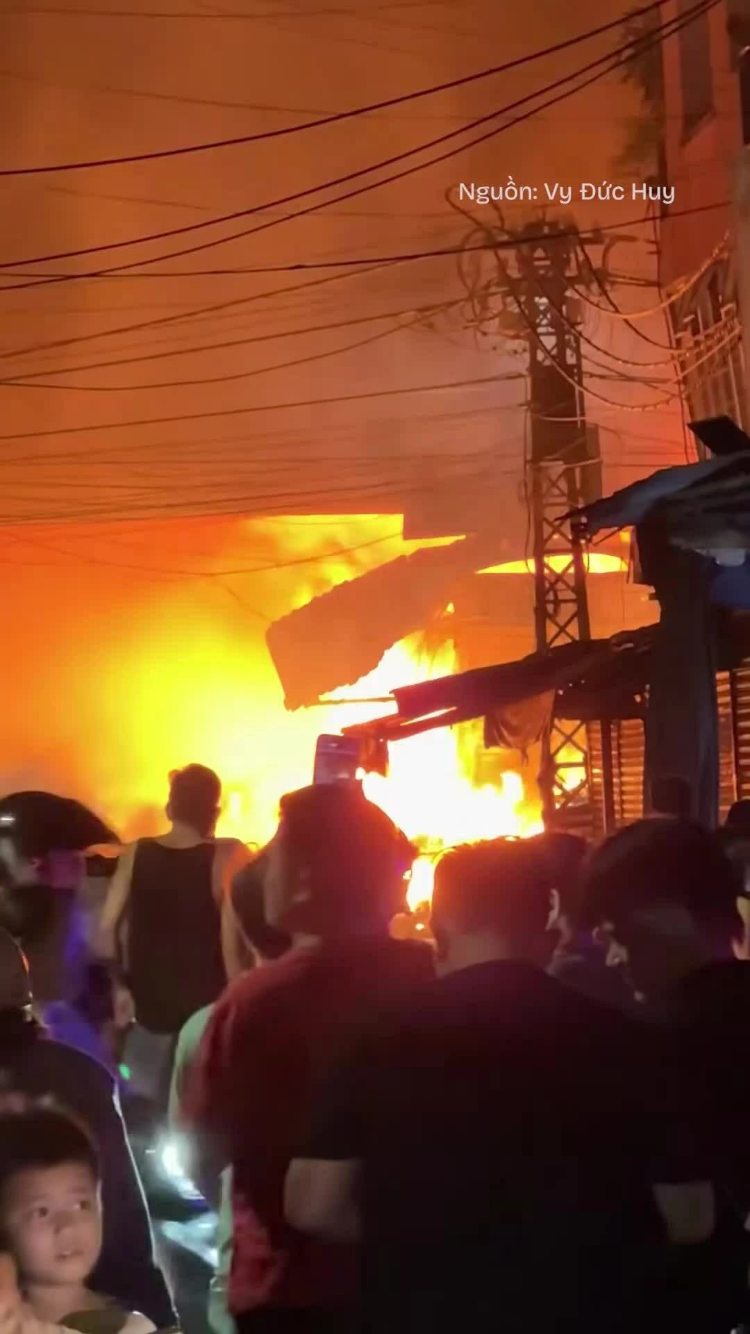 Chợ Biên Hoà cháy ngùn ngụt