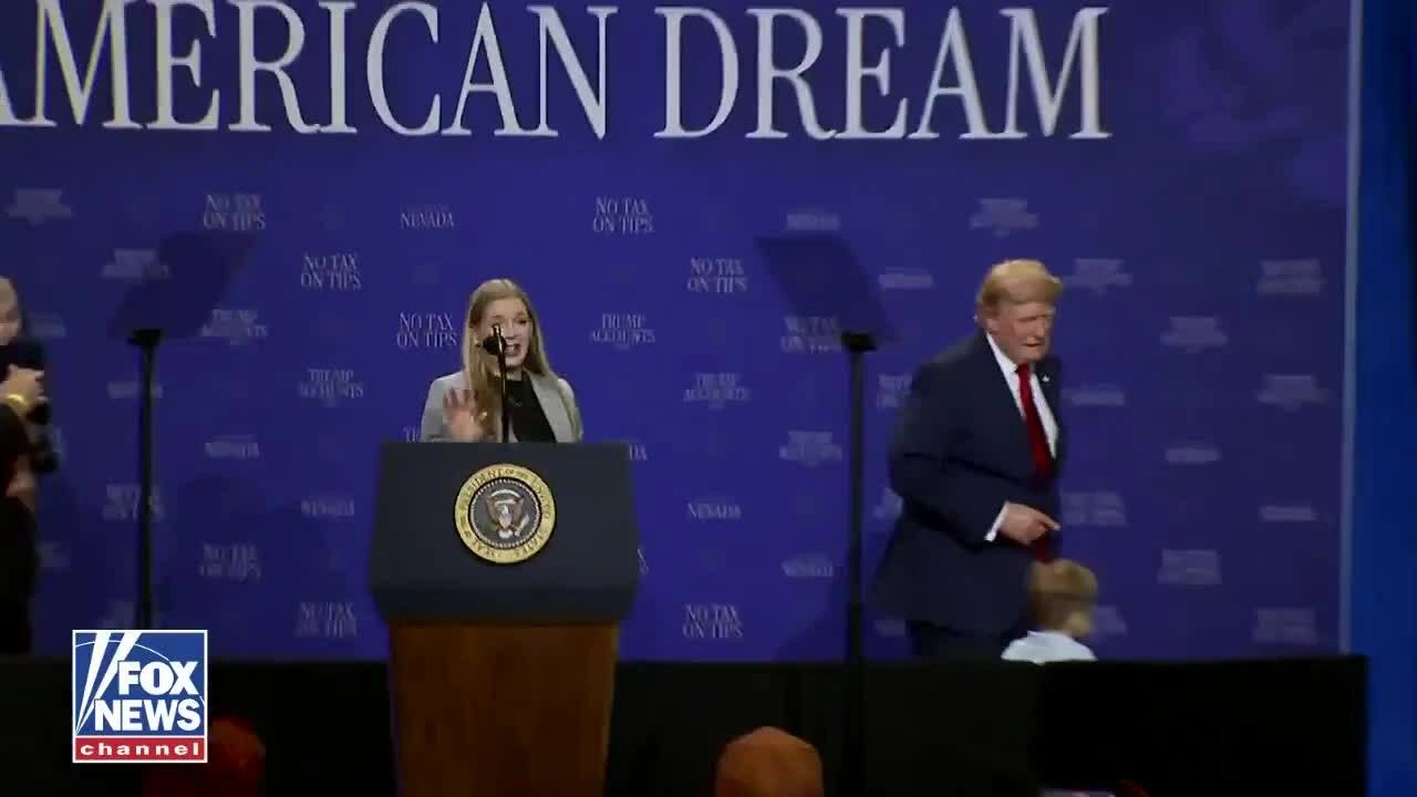 Ông Trump đuổi theo em bé suýt té khỏi sân khấu