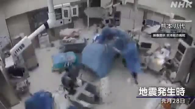Khoảnh khắc bác sĩ lấy thân che chở bệnh nhân trên bàn mổ giữa động đất