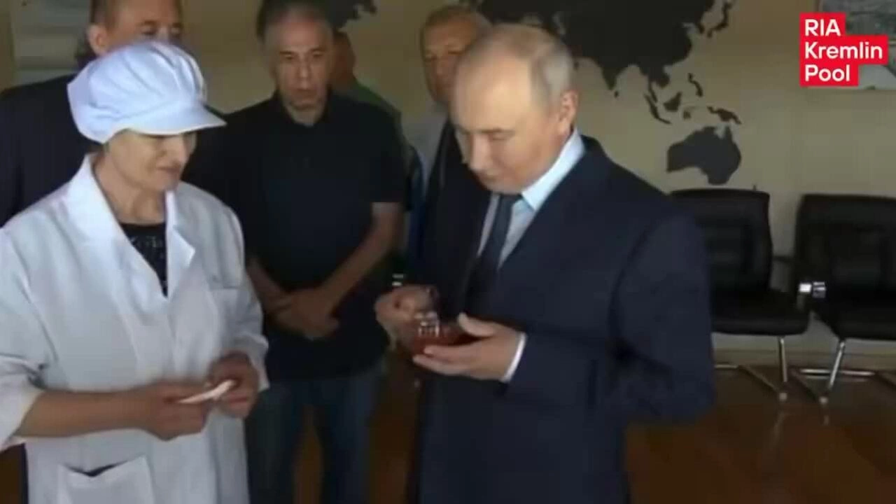 Ông Putin lần đầu thăm quần đảo tranh chấp với Nhật