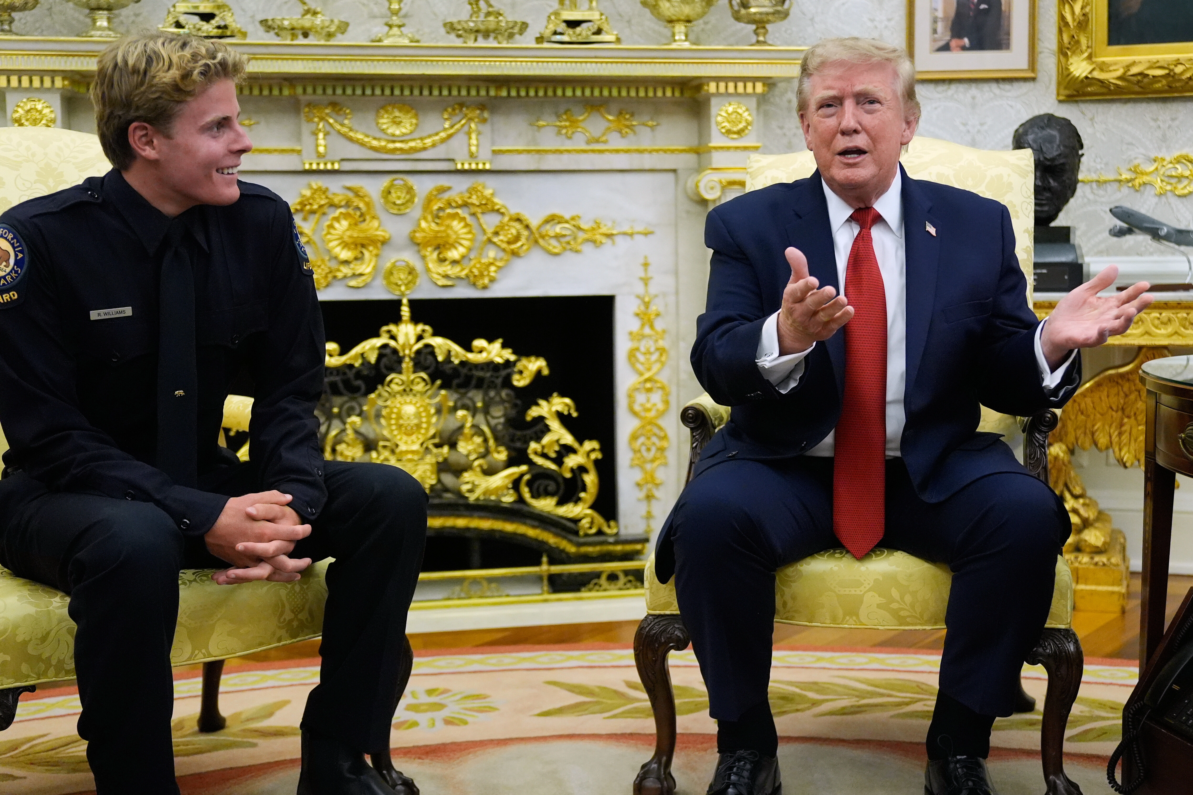 Ông Trump khen thiếu niên cứu người giữa sóng lớn là 'anh hùng thực thụ'
