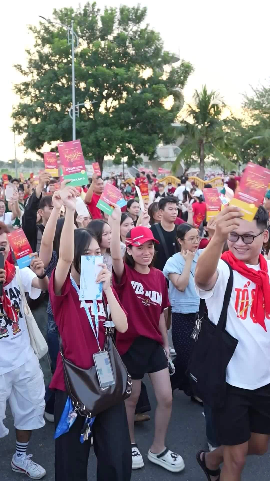Biển người đổ về xem concert 'Tổ quốc trong tim'
