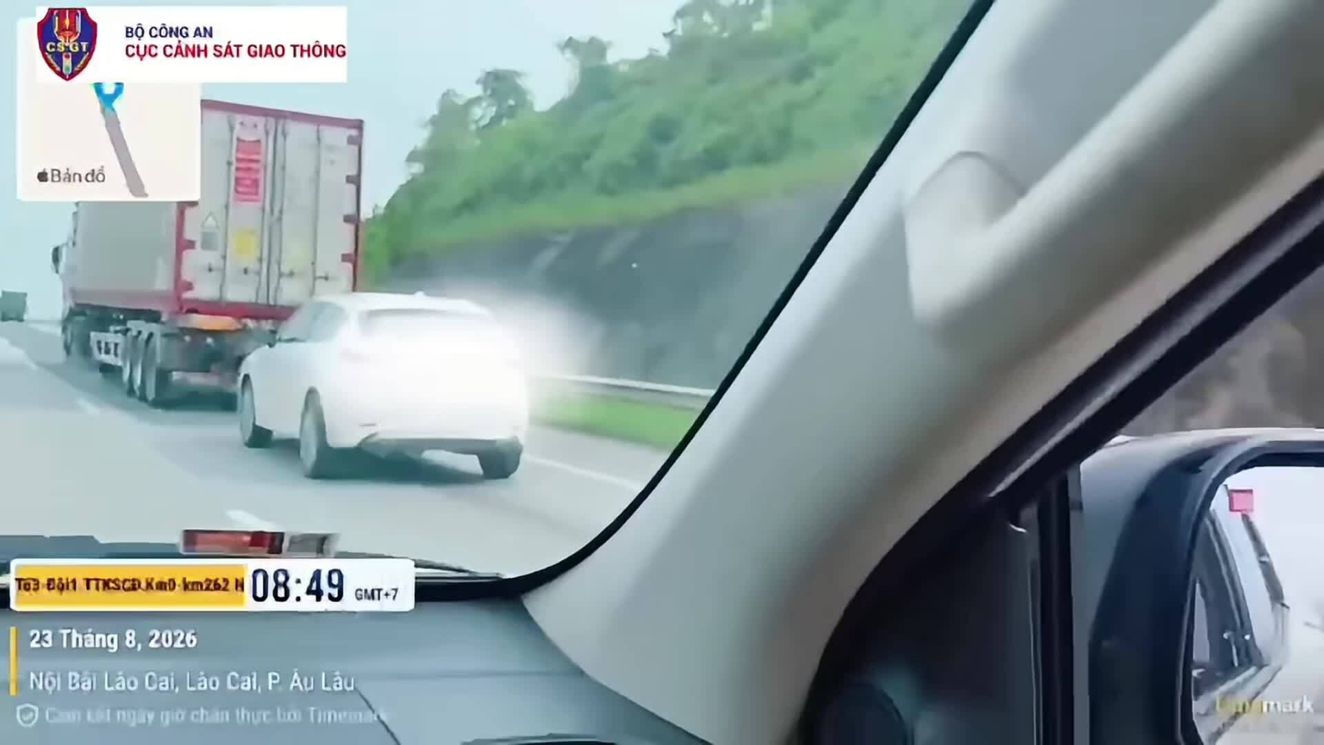 Tài xế bị phạt 5 triệu đồng vì 'núp' sau xe container trên cao tốc