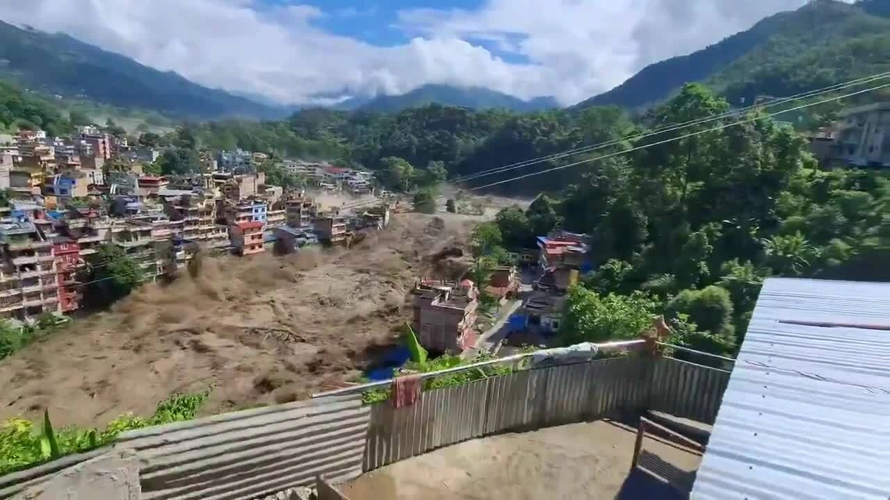 Lũ quét cuốn phăng cầu ở Nepal