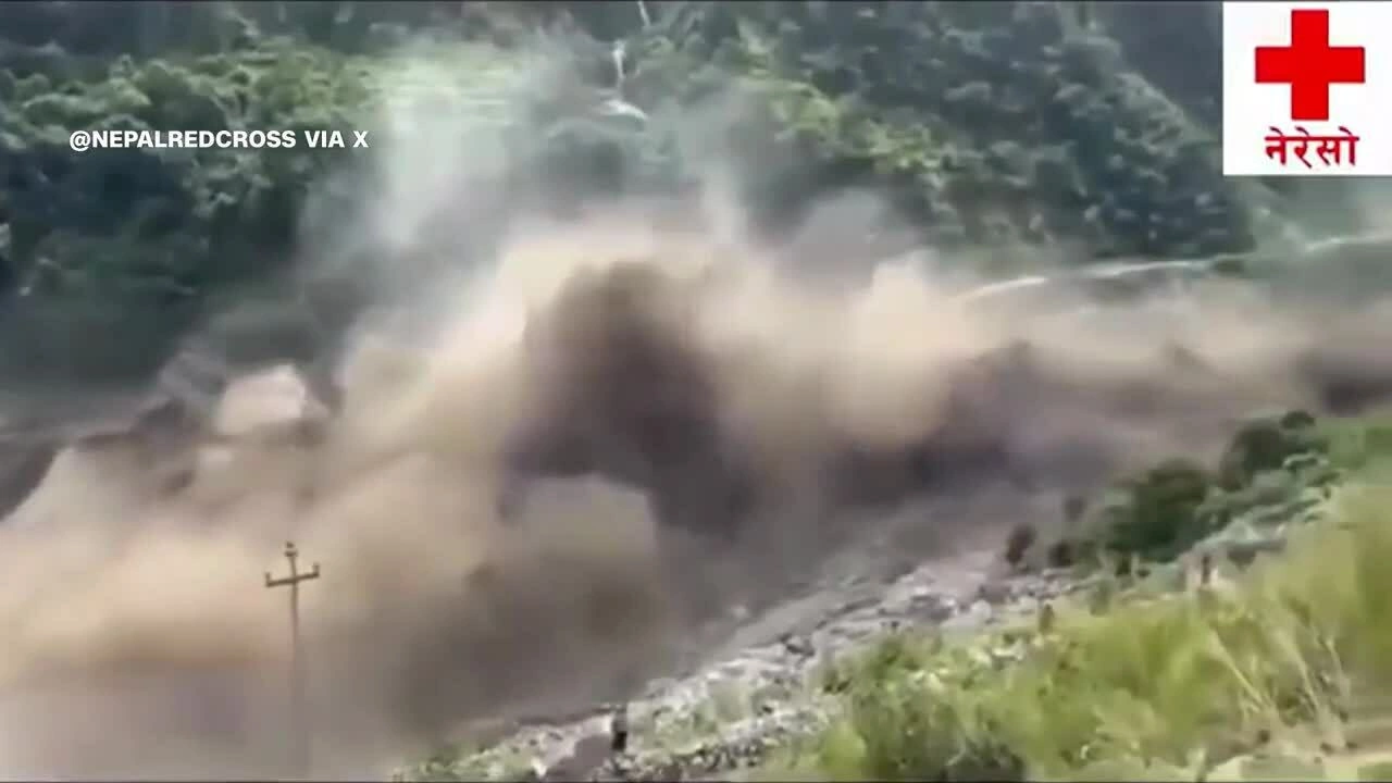 Chuyên gia nói sóng lũ Nepal giống 'xi măng lỏng', sức tàn phá gấp đôi bình thường