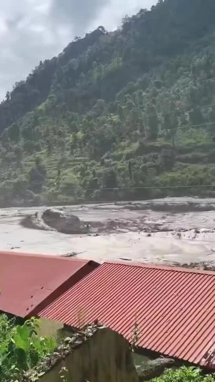 Chuyên gia nói sóng lũ Nepal giống 'xi măng lỏng', sức tàn phá gấp đôi bình thường