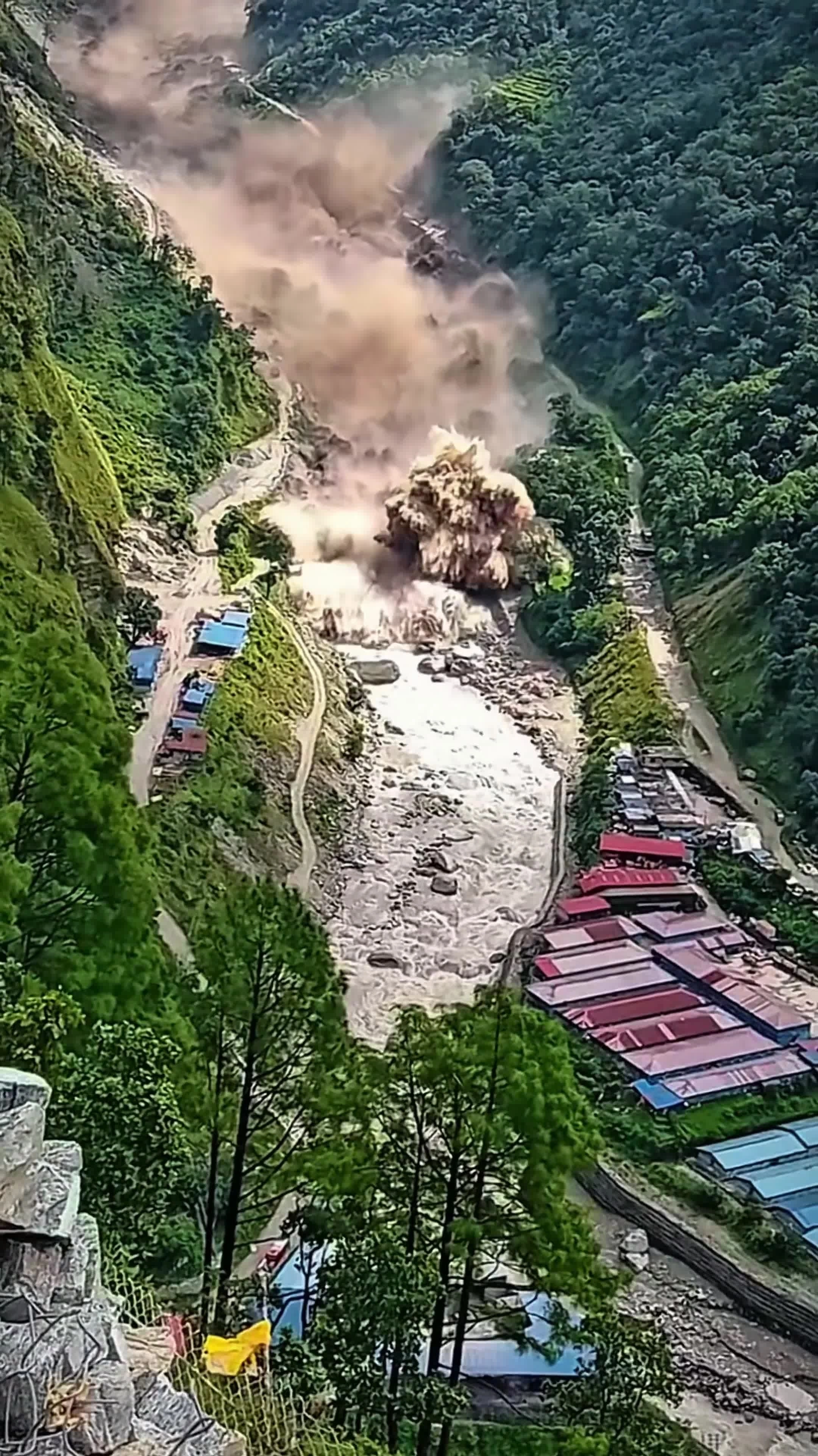 Khối băng gây lũ quét ở Nepal đủ lấp đầy 28 sân bóng đá