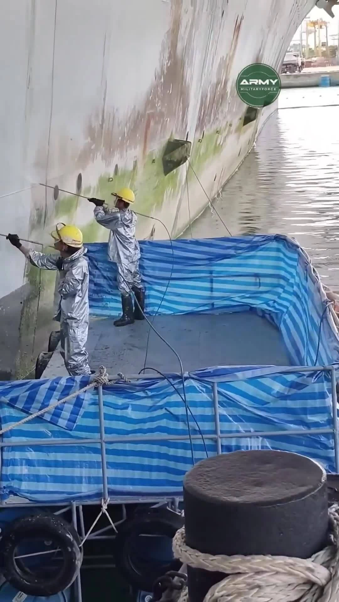 Tàu sân bay Mỹ được tẩy rỉ sét, tảo biển ở Thái Lan