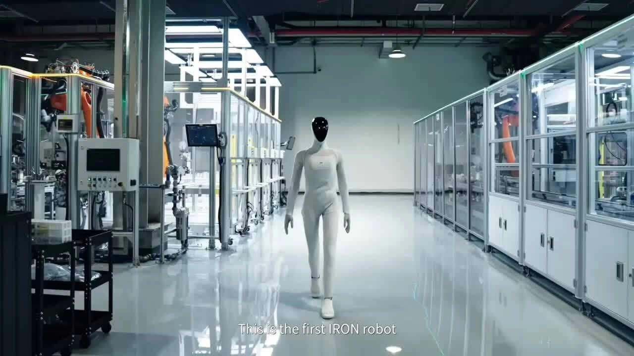 Khoảnh khắc robot Iron bước ra khỏi dây chuyền sản xuất robot hình người của Xpeng.