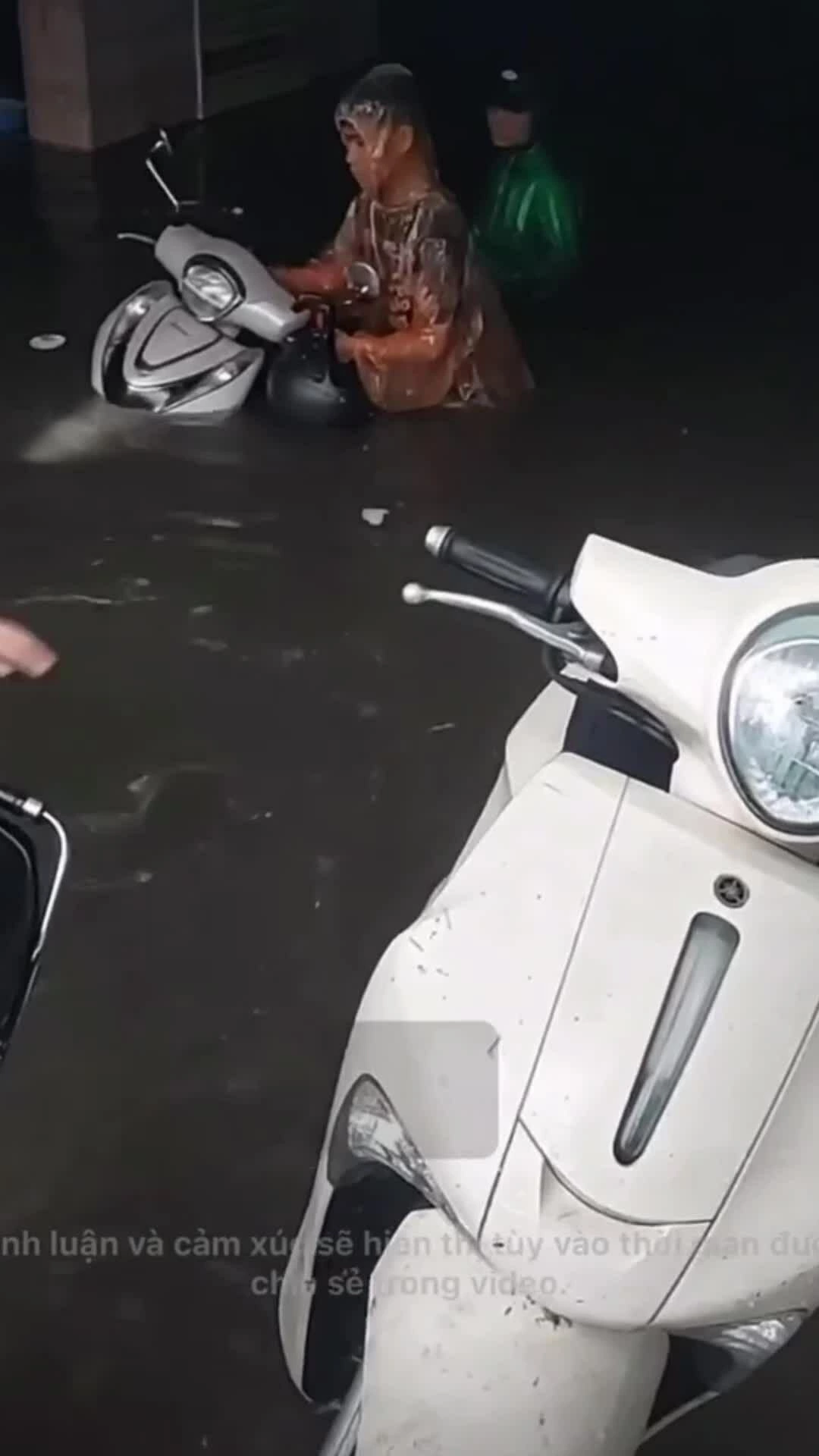 Nước tràn hầm chung cư, dân chung cư TP Vinh bì bõm cứu tài sản