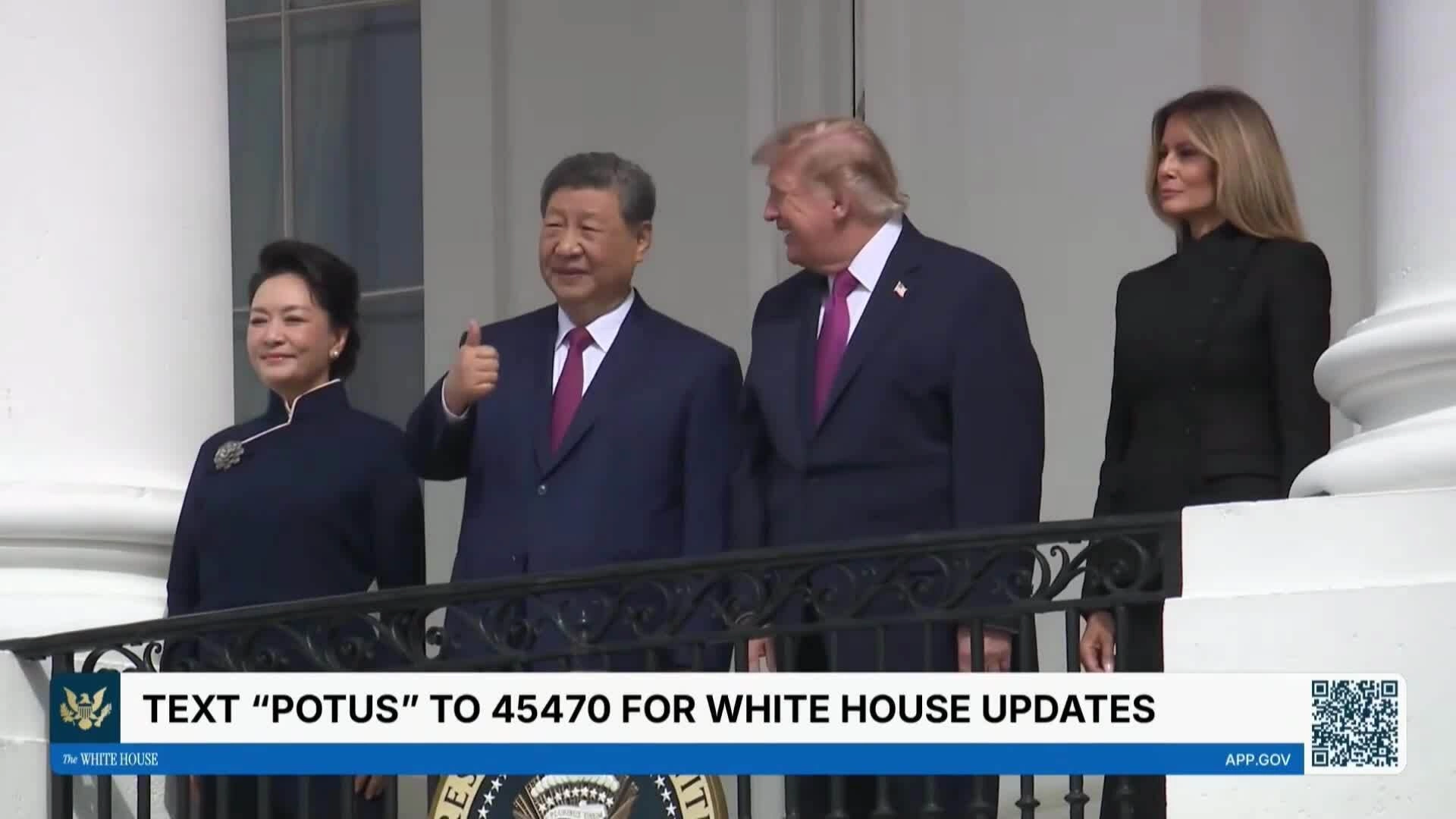 Ông Tập giơ ngón tay cái trong lễ đón của ông Trump