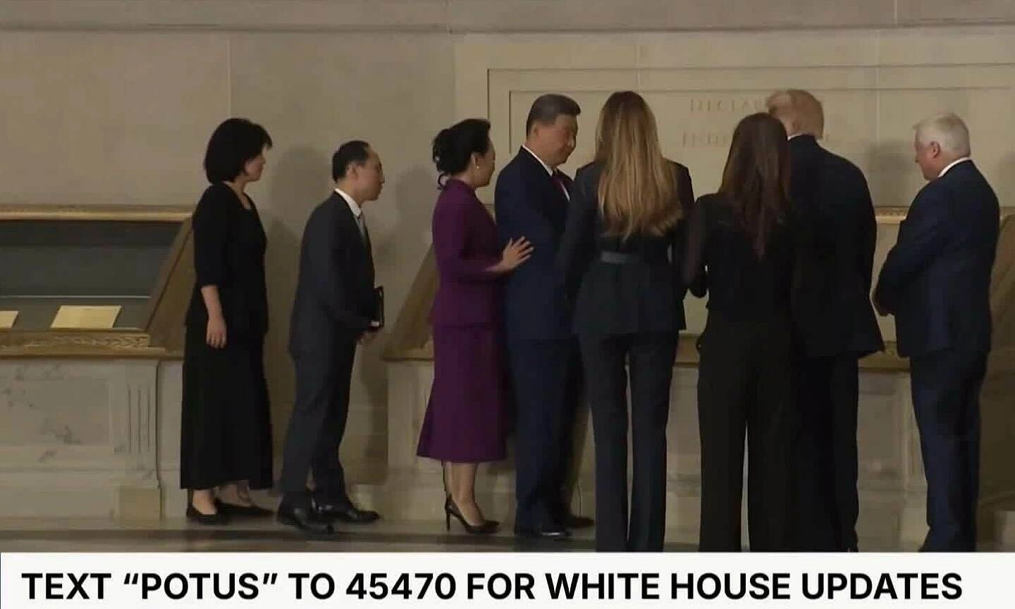 Sự tương phản trong cử chỉ dành cho vợ giữa ông Trump và ông Tập Cận Bình
