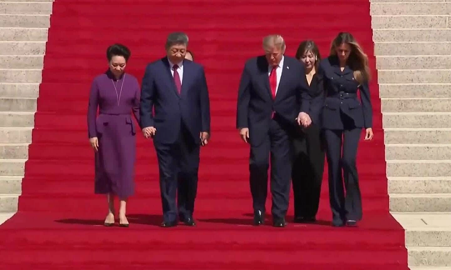 Sự tương phản trong cử chỉ dành cho vợ giữa ông Trump và ông Tập Cận Bình