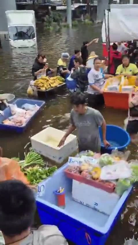 'Chợ nổi' xuất hiện giữa đường phố Bangkok vì ngập lụt