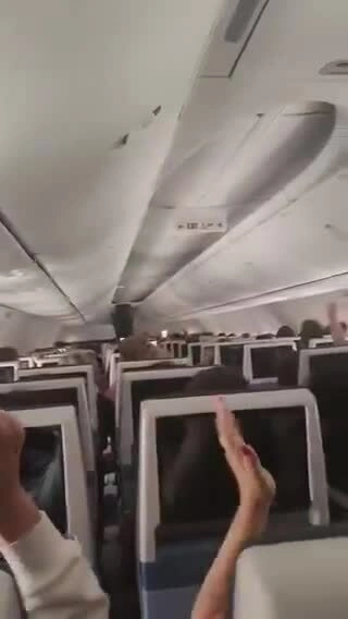 Hành khách vỗ tay, hát mừng khi máy bay flydubai hạ cánh