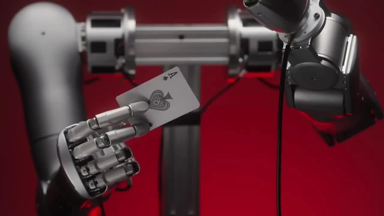 Startup Trung Quốc giới thiệu bàn tay robot biết làm ảo thuật