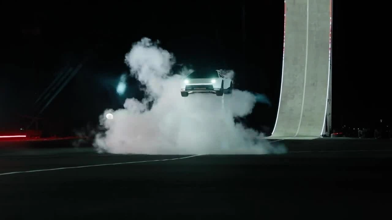 Tesla ra mắt xe bay trang bị động cơ SpaceX tốc độ 370 km/h
