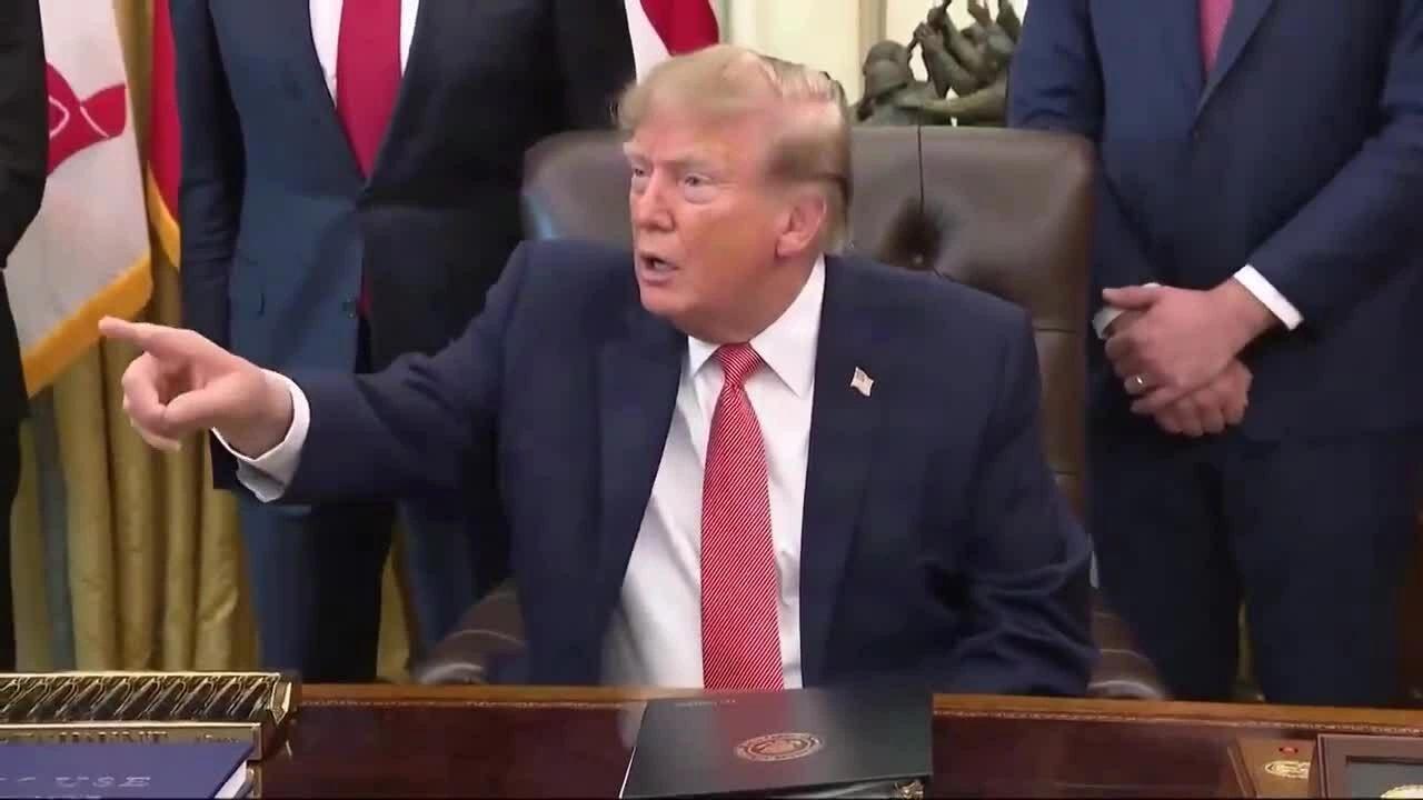 Khoảnh khắc ông Trump nổi đóa, bảo phóng viên 'im lặng' giữa họp báo