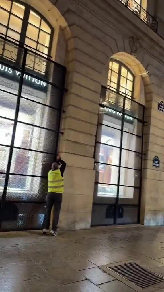 Cửa hàng Louis Vuitton ở Paris 'hú vía' khi đám đông đập kính mãi không vỡ