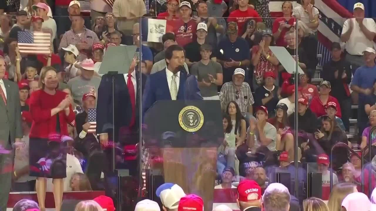 Ứng viên Cộng hòa tự trao danh hiệu 'Nhân vật của thế kỷ' cho ông Trump