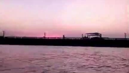 Hai siêu tàu dầu 'trúng thủy lôi, bị bỏ lại' ở Hormuz