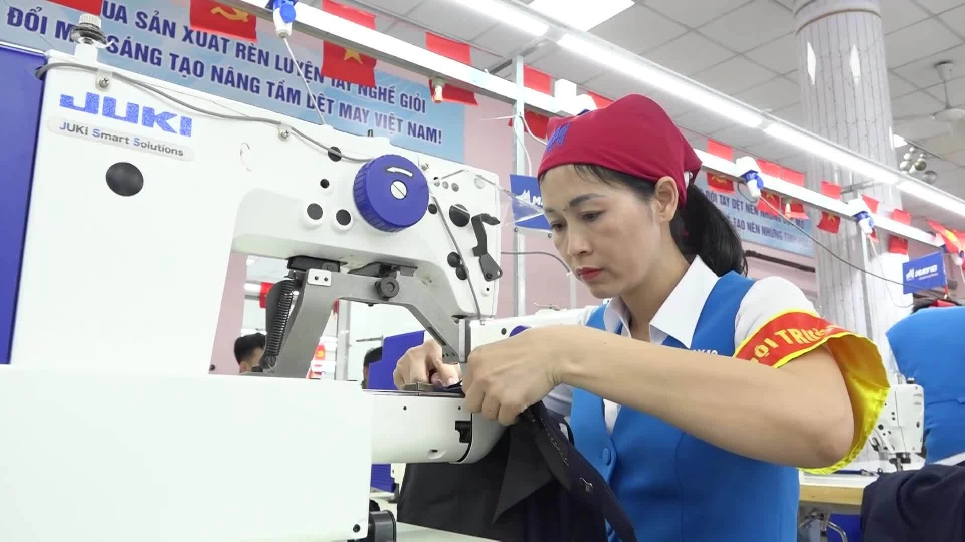 Nữ công nhân 'rút ngắn từng giây' trên chuyền may xuất khẩu