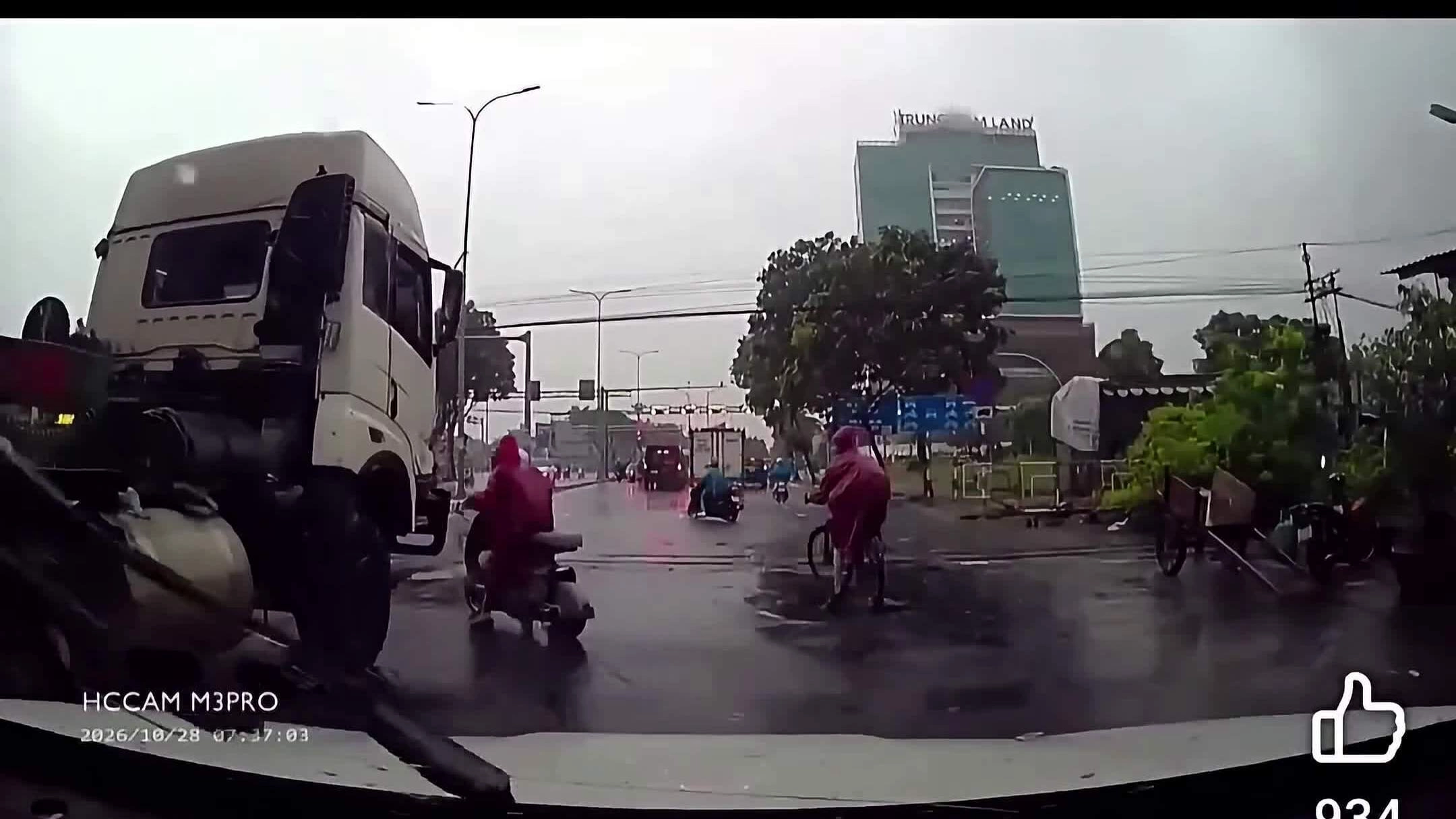 Người gác tàu cứu mạng cậu bé trước đầu xe tải